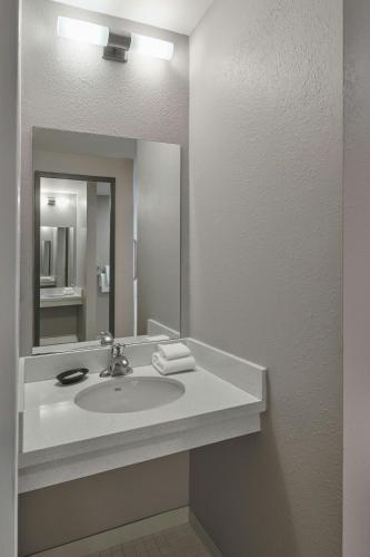 SpringHill Suites by Marriott Atlanta Alpharetta - image 20
