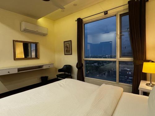 Cozy Condo with free parking luxury Amenities - image 8