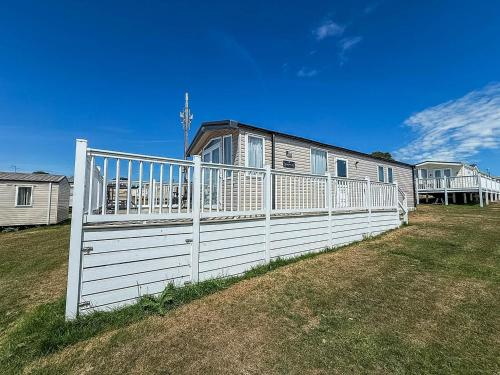 Modern Caravan With Decking At Valley Farm, Essex Ref 46112V – khách sạn tại St Pauls