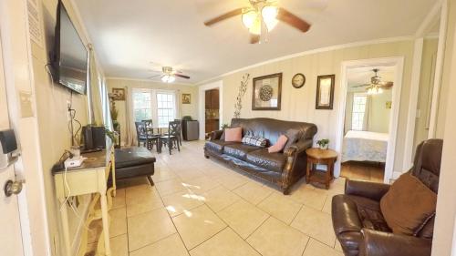 3 Bedrm 2 King Central Huge Private Yard/Deck/BBQ