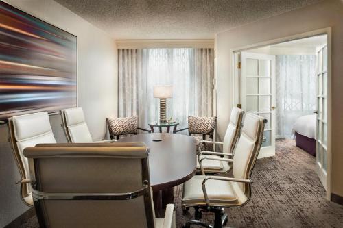 One-Bedroom Conference King Suite