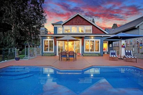 Luxury Waterfront: Pool, Beach & Theater