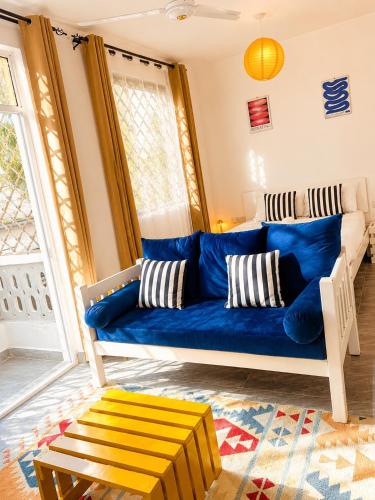 Rooftop pool studio Balcony Fast WIFI Parking 10 min to Beach in Mtwapa