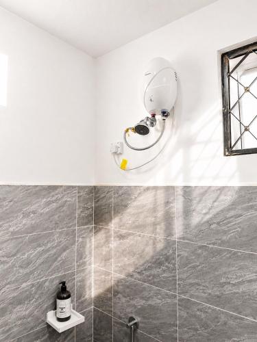 Duša, Rooftop pool studio Balcony Fast WIFI Parking 10 min to Beach in Mtwapa