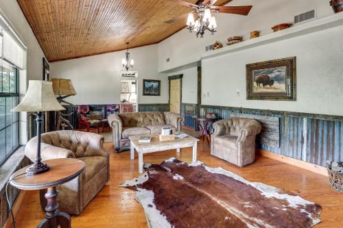 Horse Friendly! Hill Country Retreat w/ Views in Tarpley (TX)