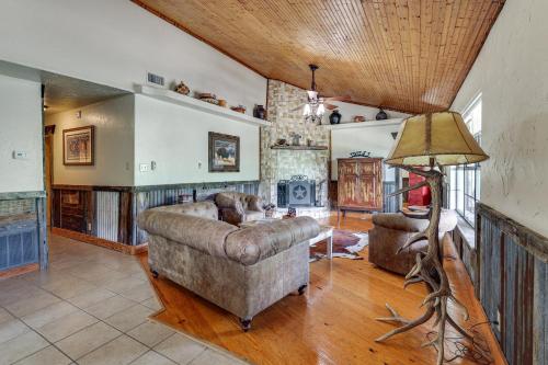 Horse Friendly! Hill Country Retreat w/ Views in Tarpley (TX)