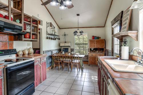 Horse Friendly! Hill Country Retreat w/ Views in Tarpley (TX)