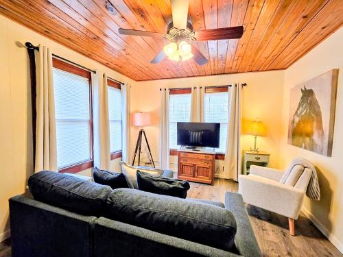 #08 - One Bedroom Lakeview Cottage-Pet Friendly, Hot Springs