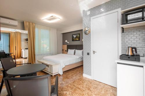 Golden Lagoon Swimming pool & Guesthouseas in Natakhtari