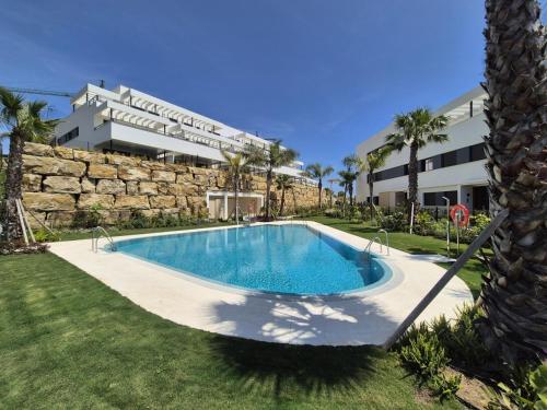 Luxury 3BR Apt - Jacuzzi, Garden and Pool