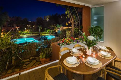 Luxury 4BR Apartment with Resort Pools