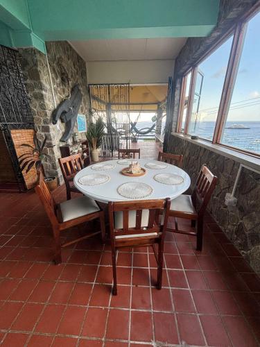 Trinity Point Hillside Villa, beach & sunset views in Friendship