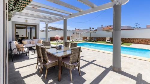 Villa with private pool, near beach and golf Caleta de Fuste- Villa Charlotte