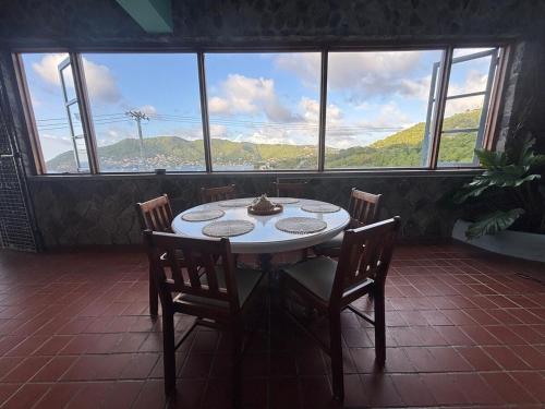 Trinity Point Hillside Villa, beach & sunset views in Friendship