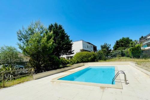 Apartment with terrace and pool