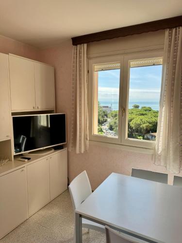 Apartment with stunning sea view - Wi-Fi, free parking, large terrace and comfort, Lignano Sabbiadoro (foto 10)