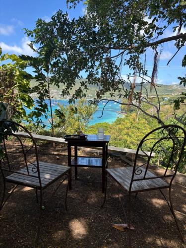 Trinity Point Hillside Villa, beach & sunset views in Friendship