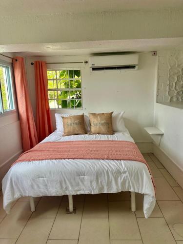 Trinity Point Hillside Villa, beach & sunset views in Friendship