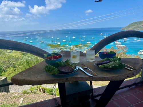 Trinity Point Hillside Villa, beach & sunset views in Friendship