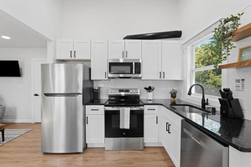 köök, Walk to Depot Town - Private Deck & King Bed in Ypsilanti (MI)