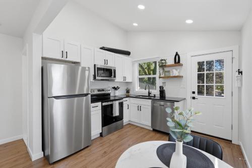 köök, Walk to Depot Town - Private Deck & King Bed in Ypsilanti (MI)