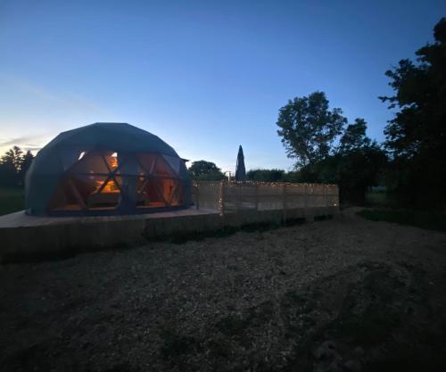 Apkārtne, le dôme avec bain nordique (le dome avec bain nordique) in Amfroipret