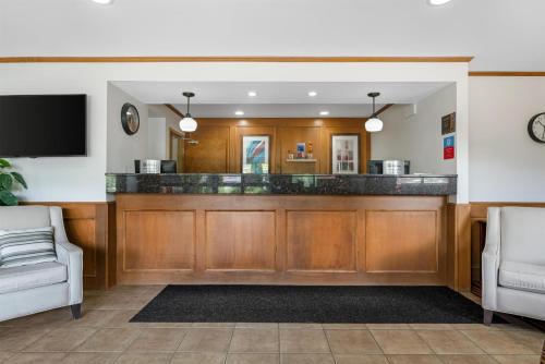 SureStay Plus by Best Western Salmon Arm - 로비
