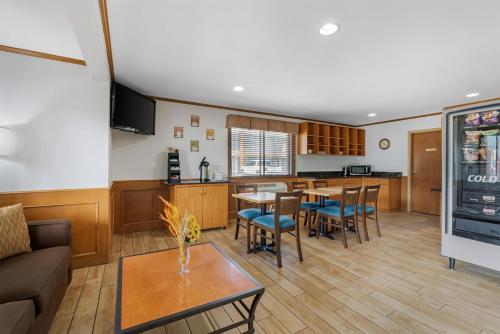SureStay Plus by Best Western Salmon Arm - 로비