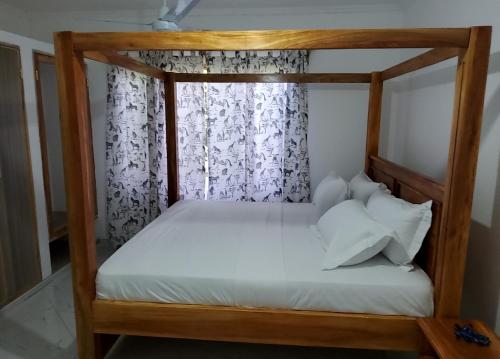 THE LEMON TREE ENSUITE at lewisville villa-A unique luxurious one bedroom holiday home in Kilifi
