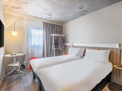 2 twin beds