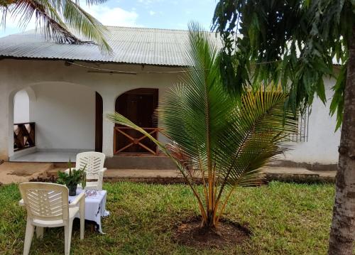 THE LEMON TREE ENSUITE at lewisville villa-A unique luxurious one bedroom holiday home in Kilifi