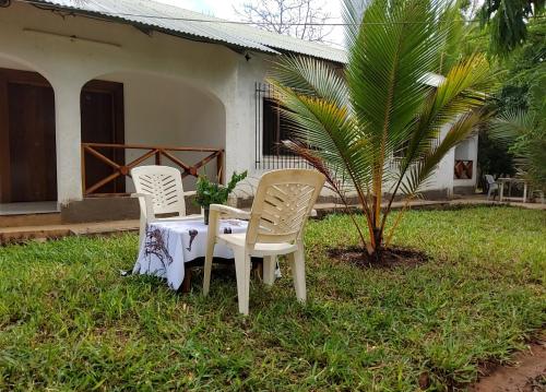THE LEMON TREE ENSUITE at lewisville villa-A unique luxurious one bedroom holiday home in Kilifi