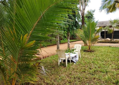 THE LEMON TREE ENSUITE at lewisville villa-A unique luxurious one bedroom holiday home in Kilifi