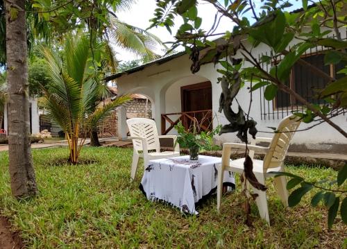 THE LEMON TREE ENSUITE at lewisville villa-A unique luxurious one bedroom holiday home in Kilifi