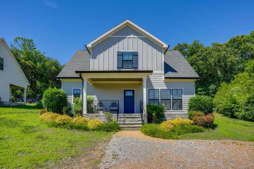 Wooded Escape w/ Beautiful Backyard + Mtn Views! – khách sạn tại Chattanooga Suburbs