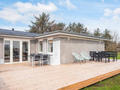 6 person holiday home in Ringkøbing – khách sạn tại Sondervig