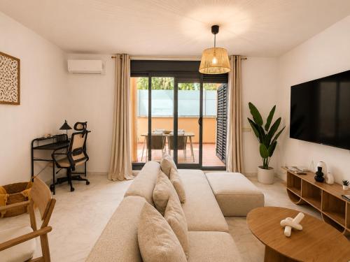 Apartamento con terraza y piscina en Puerto Marina - MISTRAL