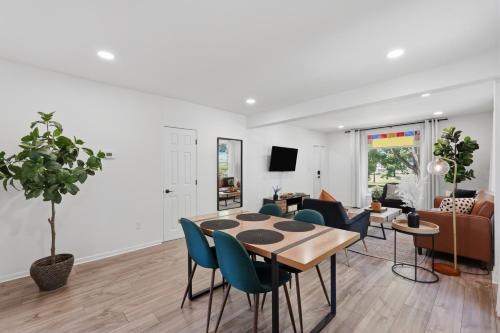 Seadmed, Dedicated Desk - Historic 2BR Ypsilanti Townhome in Ypsilanti (MI)