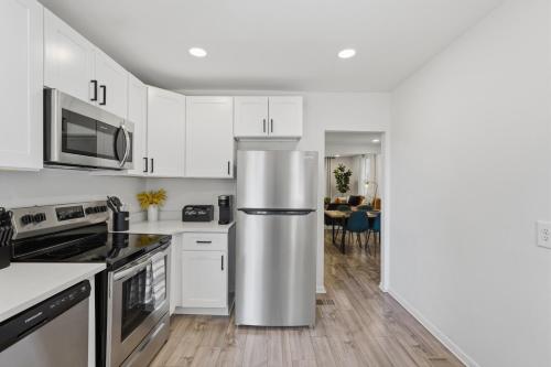 köök, Dedicated Desk - Historic 2BR Ypsilanti Townhome in Ypsilanti (MI)