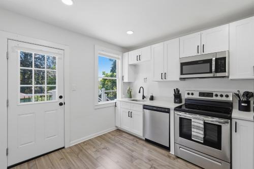 köök, Dedicated Desk - Historic 2BR Ypsilanti Townhome in Ypsilanti (MI)
