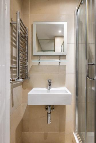 Convenient 1Bed Flat 10min from Fulham B Station - image 12