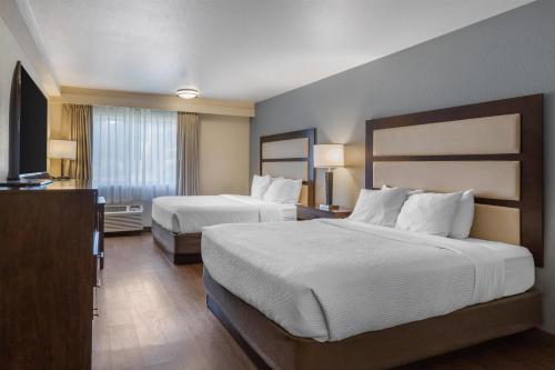2 queen beds