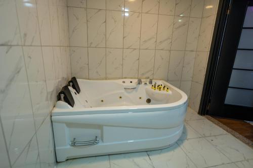 Bathroom, KRAL AS SUİT HOTEL in Eyup
