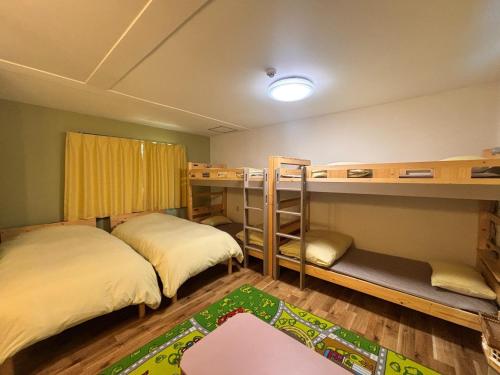 6 twin beds