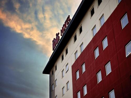Exterior view of ibis Canoas Shopping