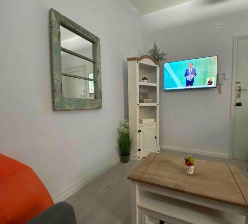 Vintage 2 bedrooms and garage close to everything - image 3