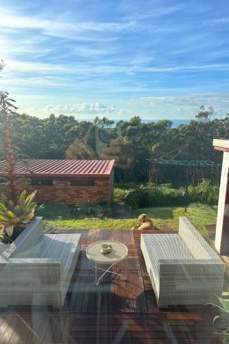 Garden, 4BR Coastal Home - Ocean Views, backs onto forest, beach access in Bundeena