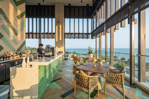 Restaurant, Mercure Rayong Lomtalay Villas & Resort in Rayong