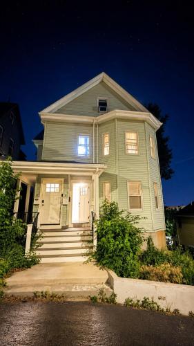 Cozy 2BR Near Tufts Sleep 5 in Medford