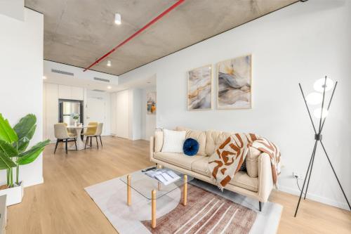 Woden Retreat near Hospital Pool Gym n Parking - image 4